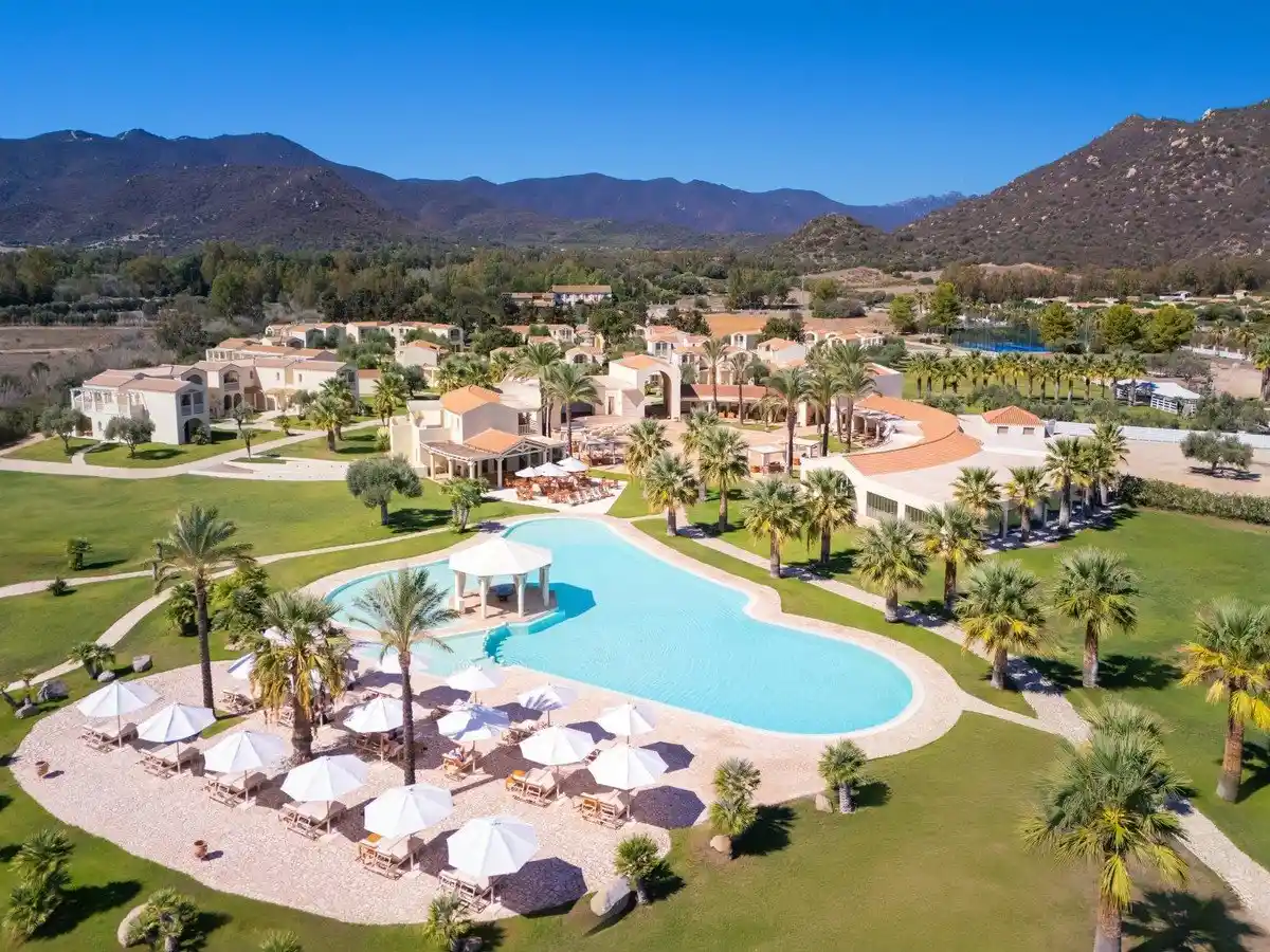 01spiaggesanpietroacharmingrelaxingresortcastiadassardegna.JPG