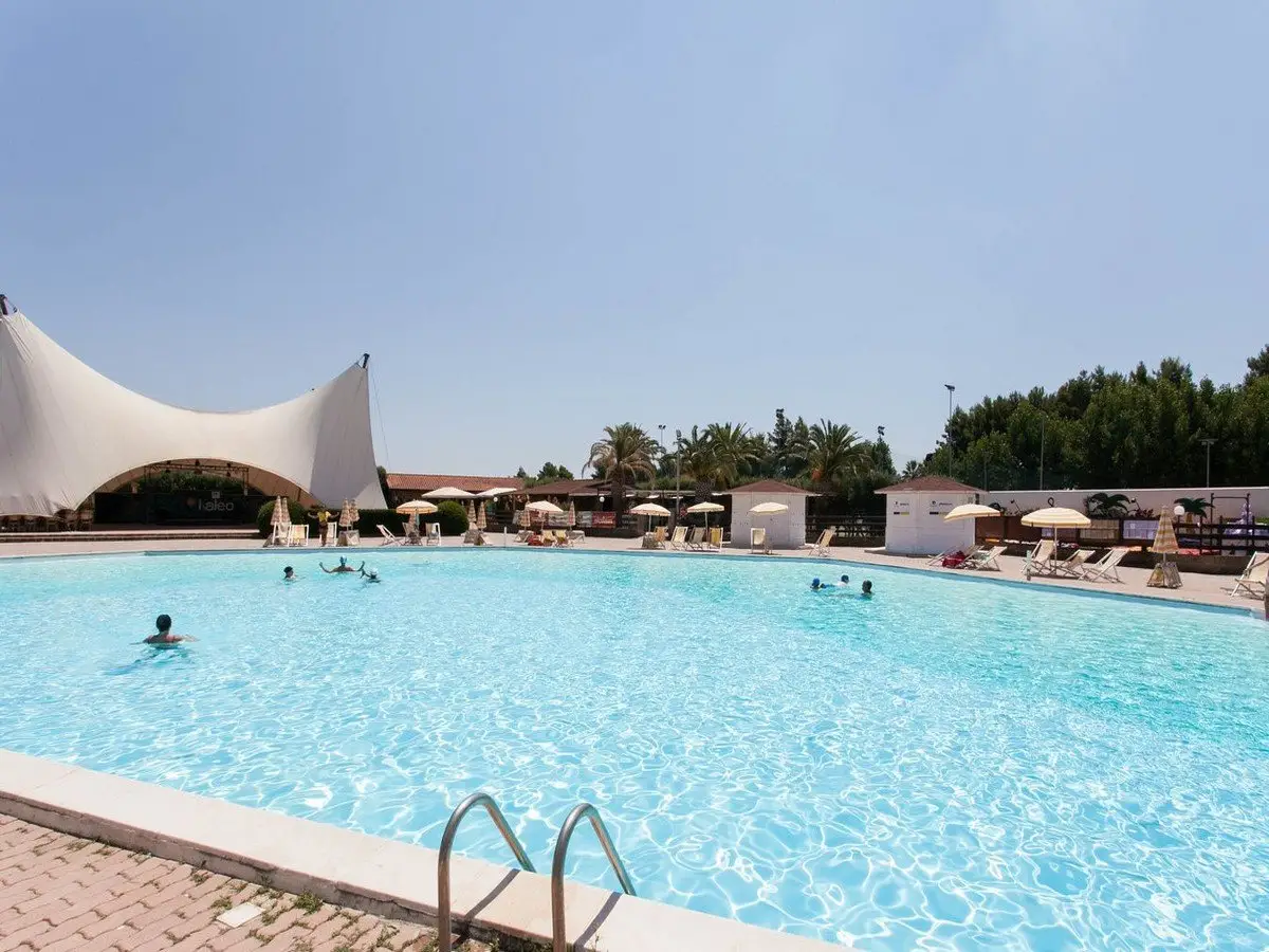 big-pool-and-aquapark--v8365592.jpg