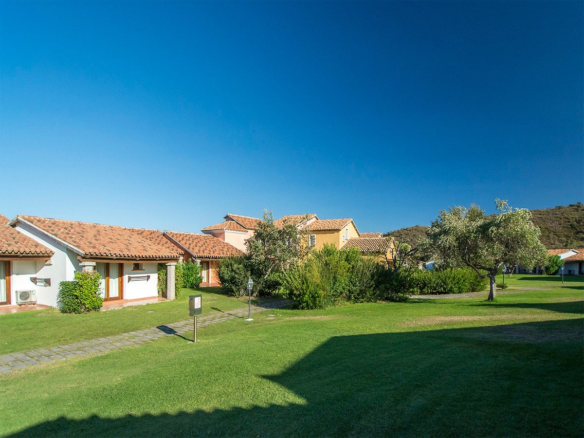 Liscia-Eldi-Resort-San-Teodoro-Sardegna-Giardino-Esterno.JPG