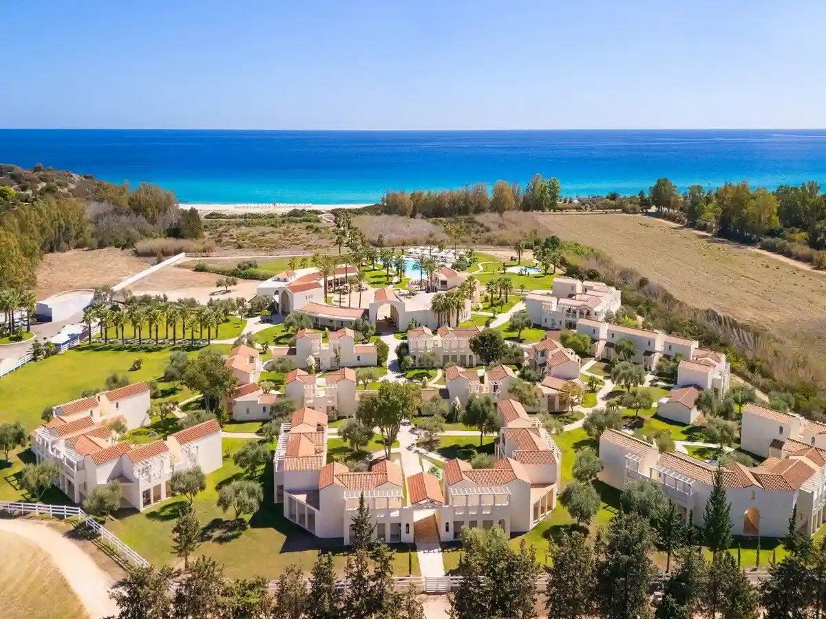 vista_aerea_resort_e_spiaggia.JPG